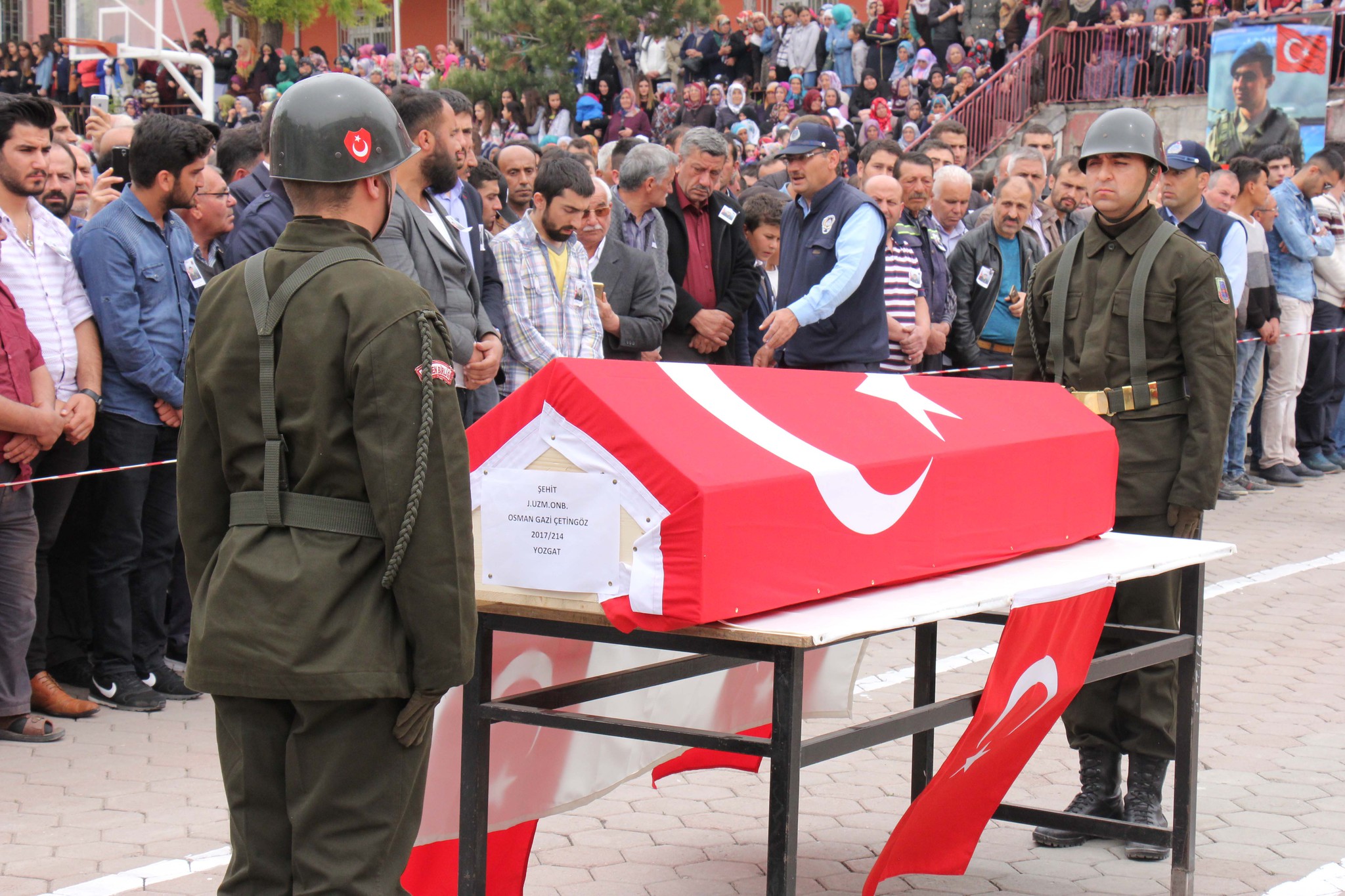 Şehit Uzman Çavuş’un cenaze namazını imam babası kıldırdı