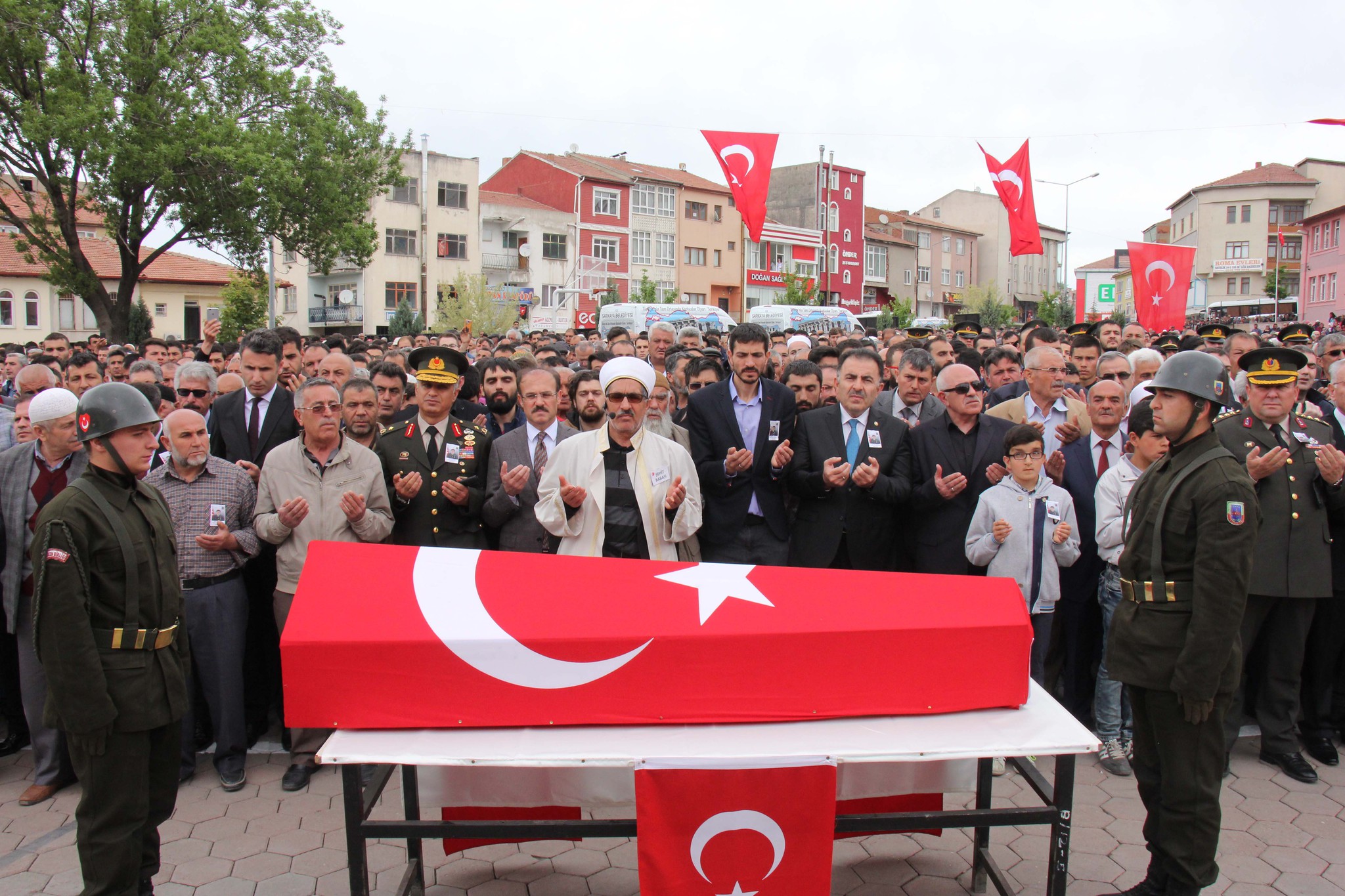 Şehit Uzman Çavuş’un cenaze namazını imam babası kıldırdı