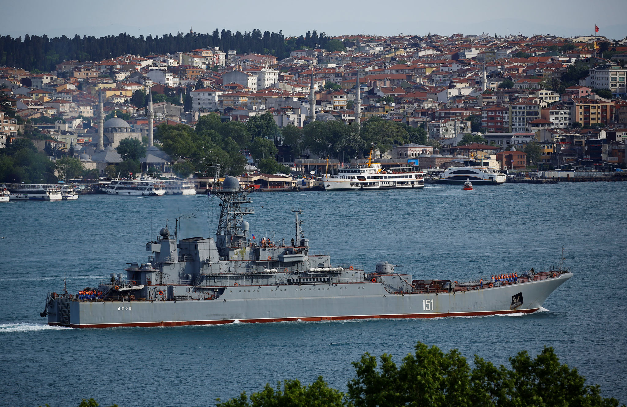 Boğazdan geçerken askerler güvertede tek sıra bekledi