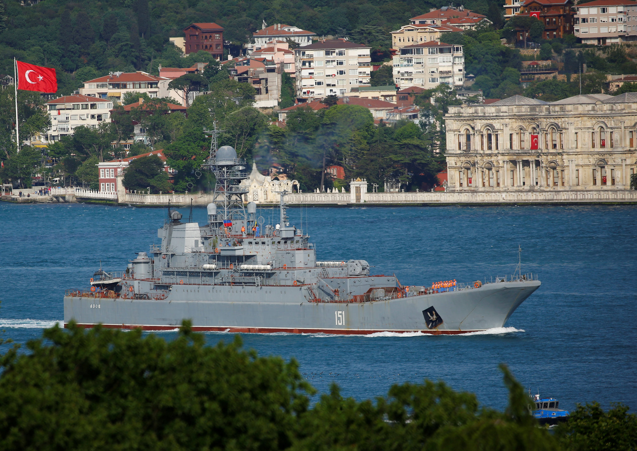 Boğazdan geçerken askerler güvertede tek sıra bekledi