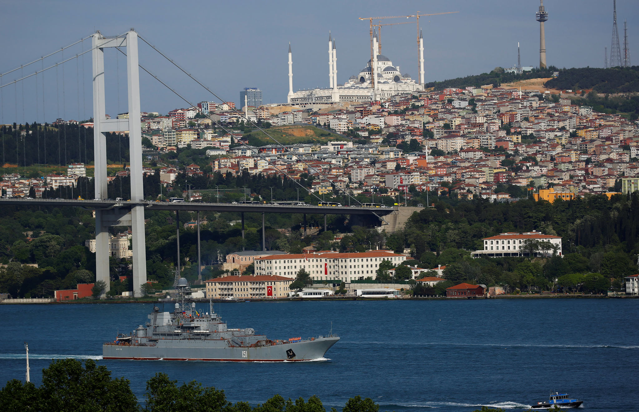 Boğazdan geçerken askerler güvertede tek sıra bekledi