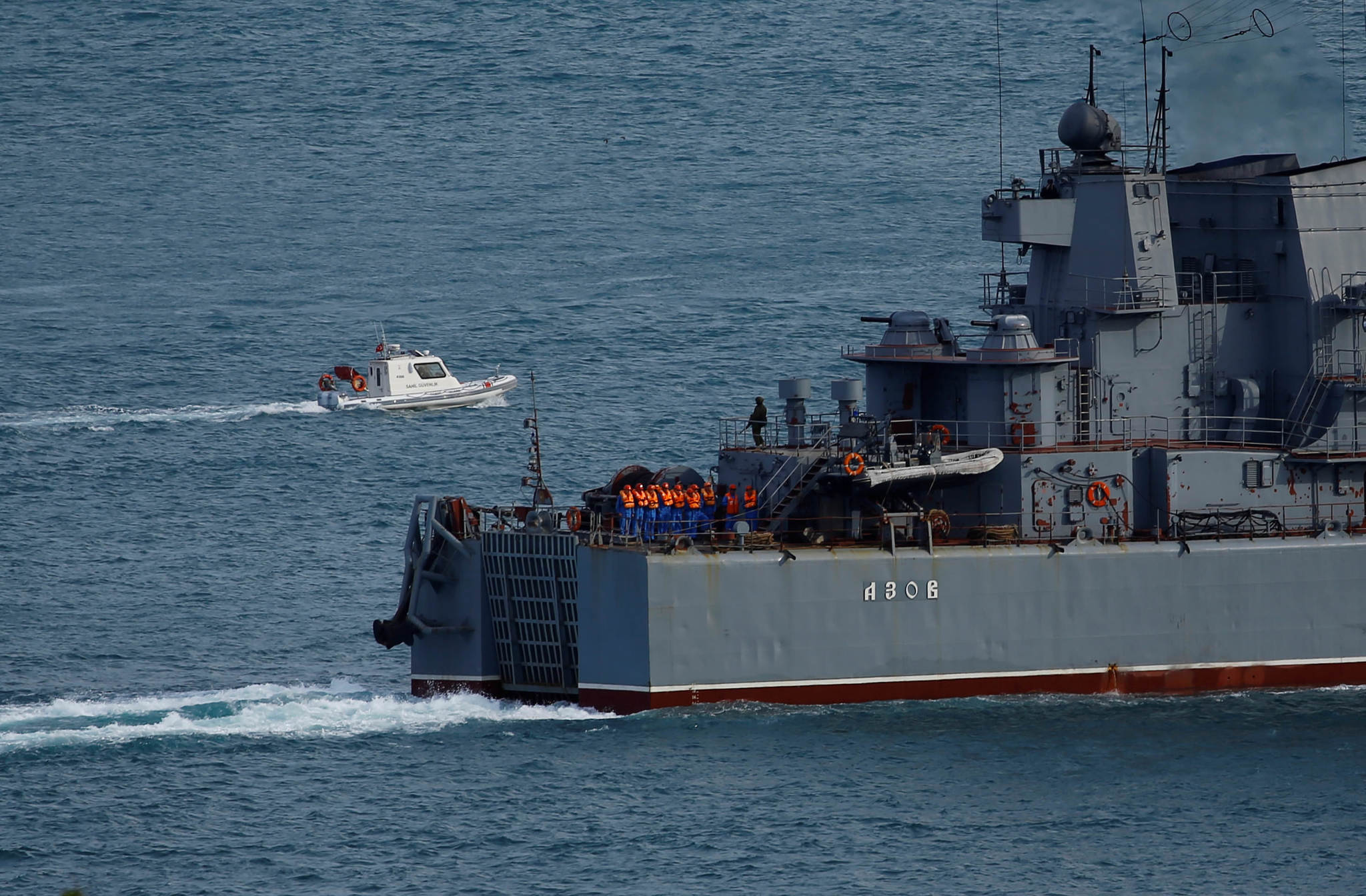 Boğazdan geçerken askerler güvertede tek sıra bekledi