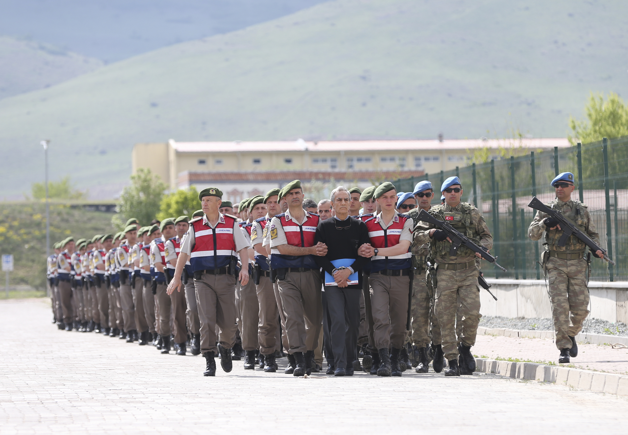 Akın Öztürk’e idam ipi fırlattılar