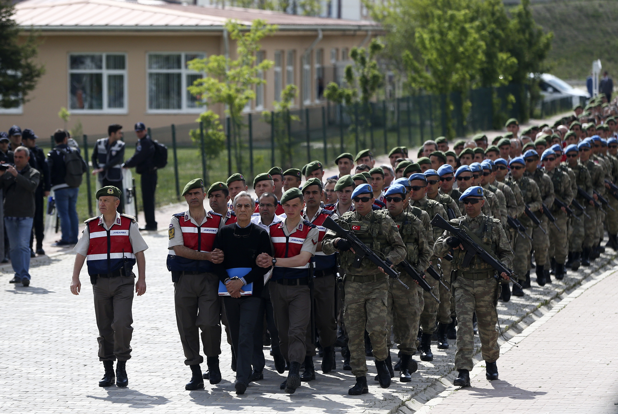 Akın Öztürk’e idam ipi fırlattılar