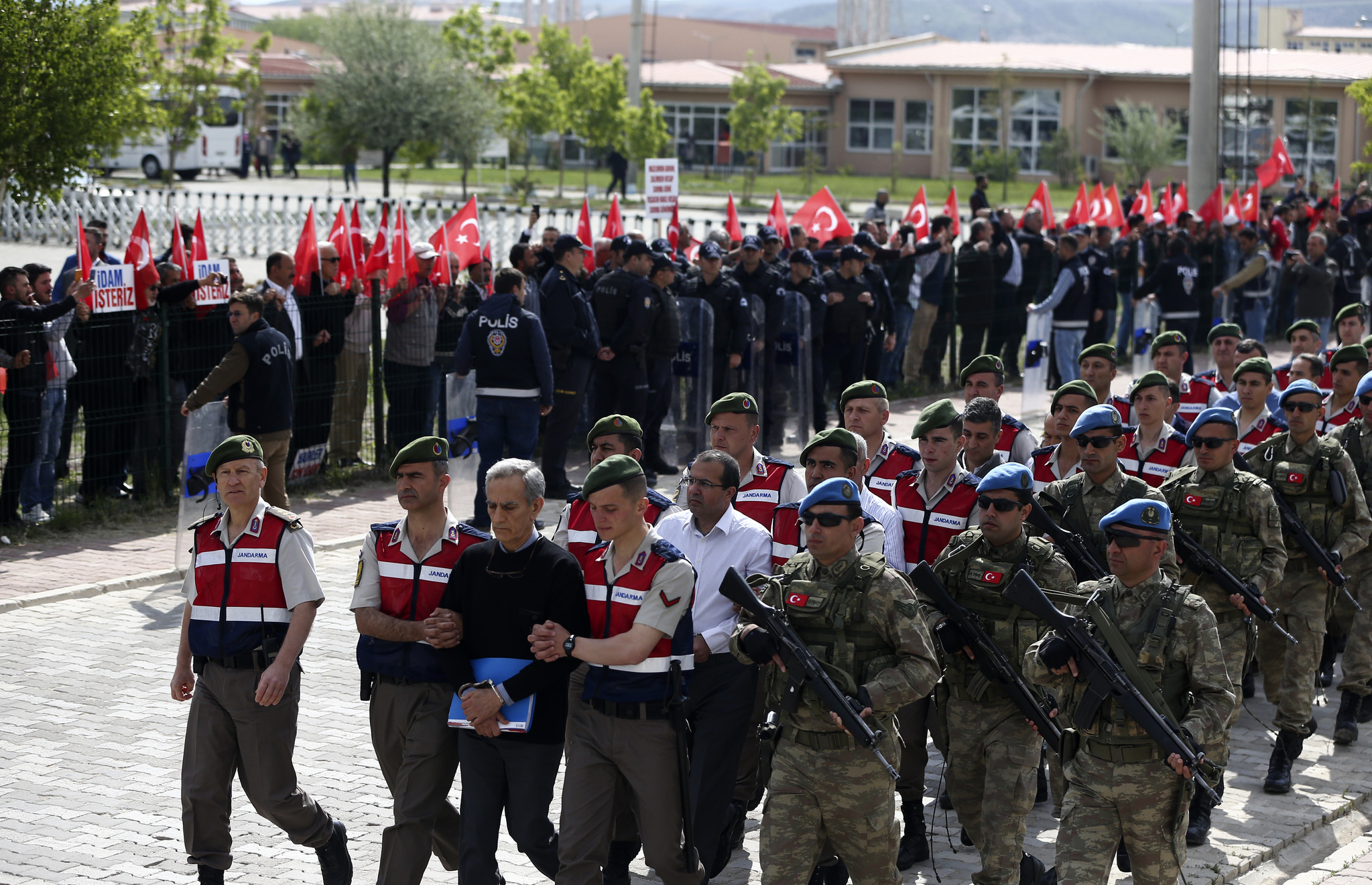Akın Öztürk’e idam ipi fırlattılar