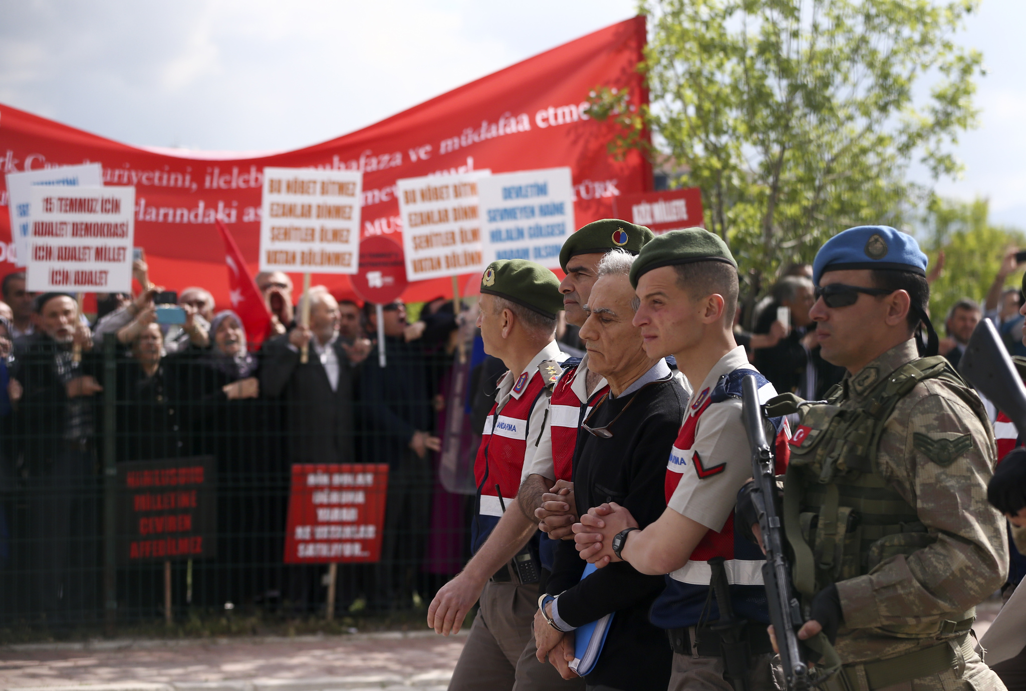 Akın Öztürk’e idam ipi fırlattılar