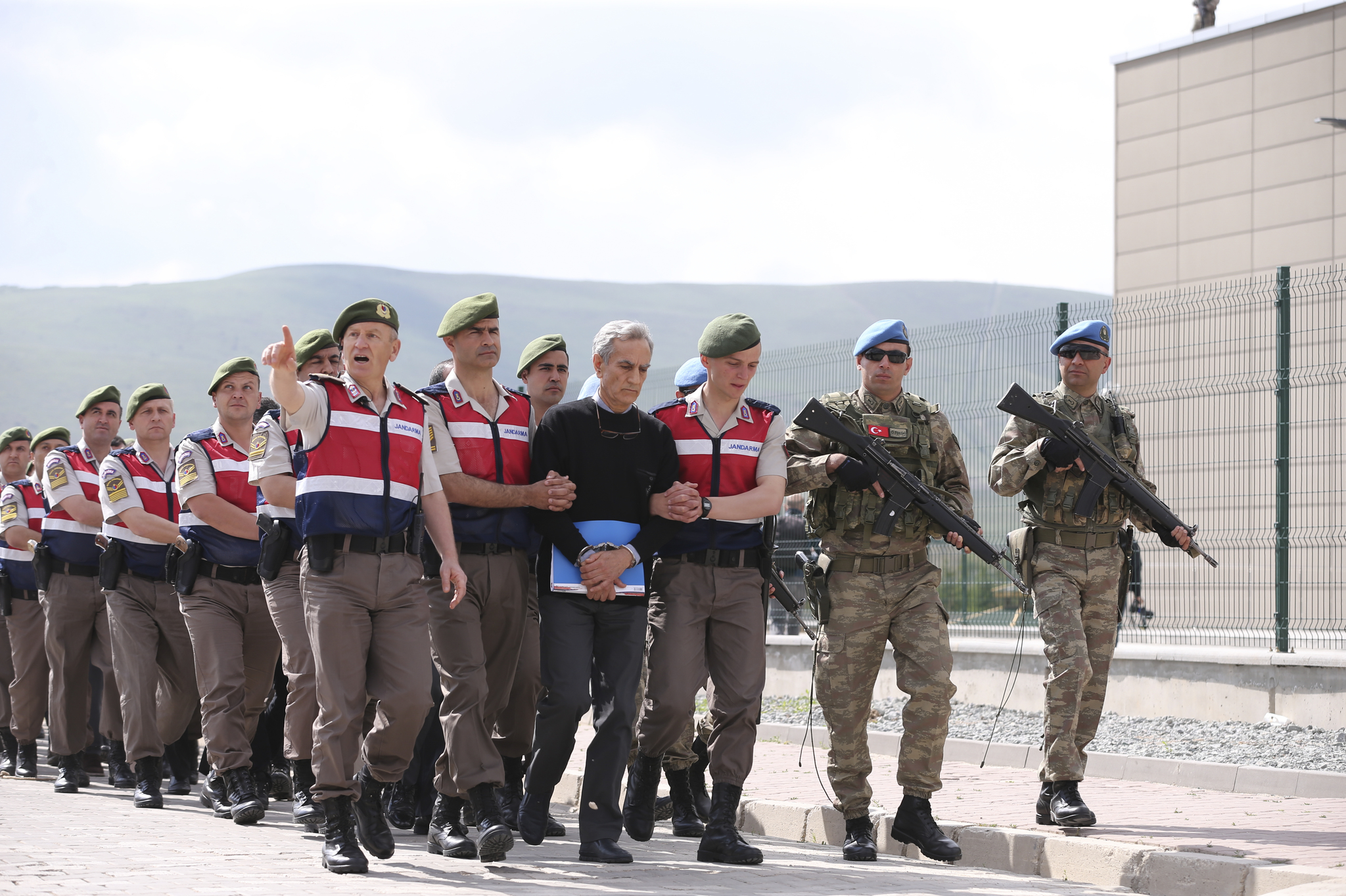 Akın Öztürk’e idam ipi fırlattılar