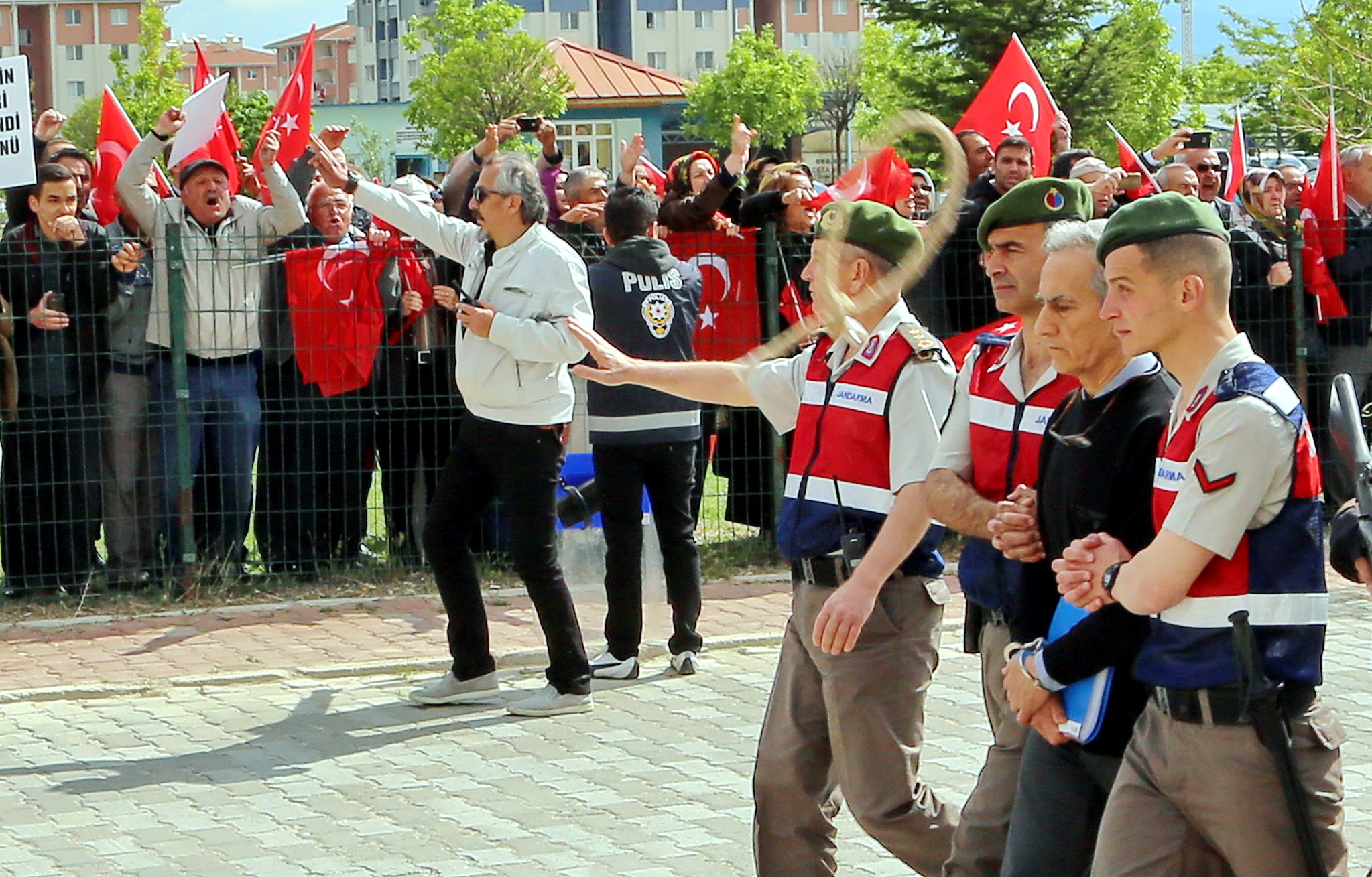 Akın Öztürk’e idam ipi fırlattılar