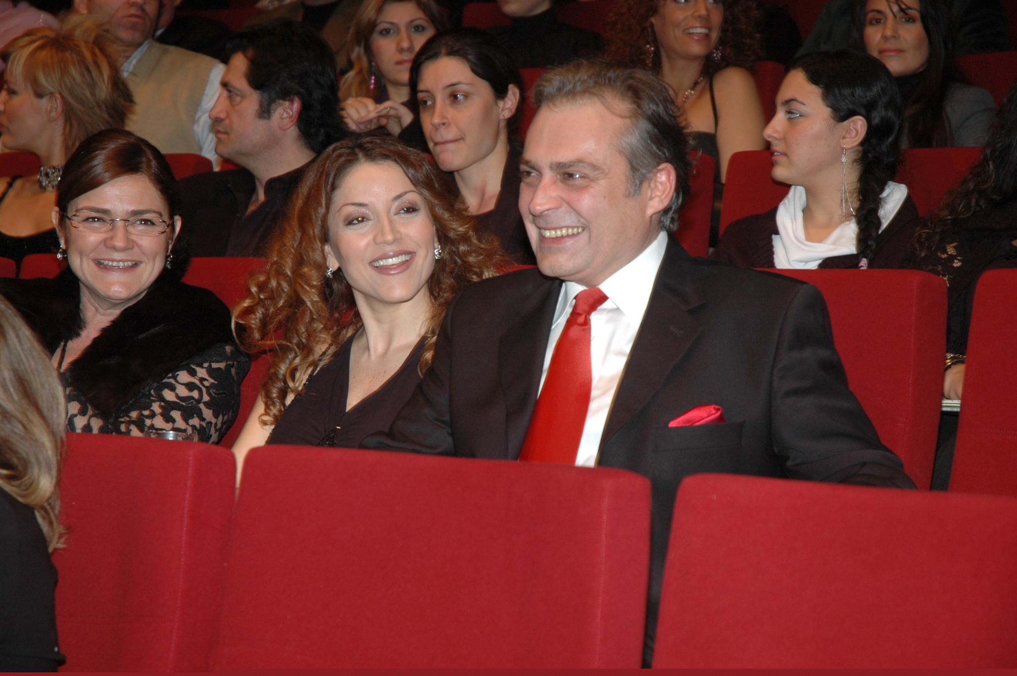 Aşkın Nur Yengi�nin tek taşı yeniden parmağında&hellip; Sayfa 3 Magazin