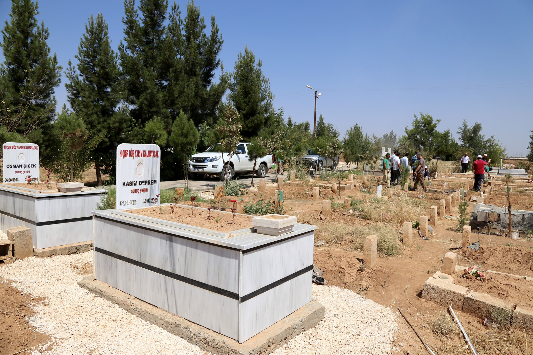 Suruç’ta terörist mezarlarındaki örgüt simgeleri silindi