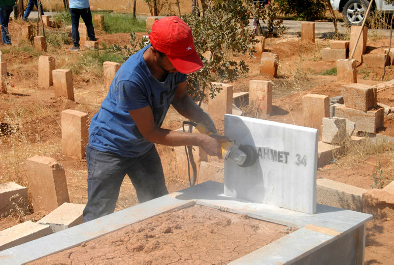 Suruç’ta terörist mezarlarındaki örgüt simgeleri silindi