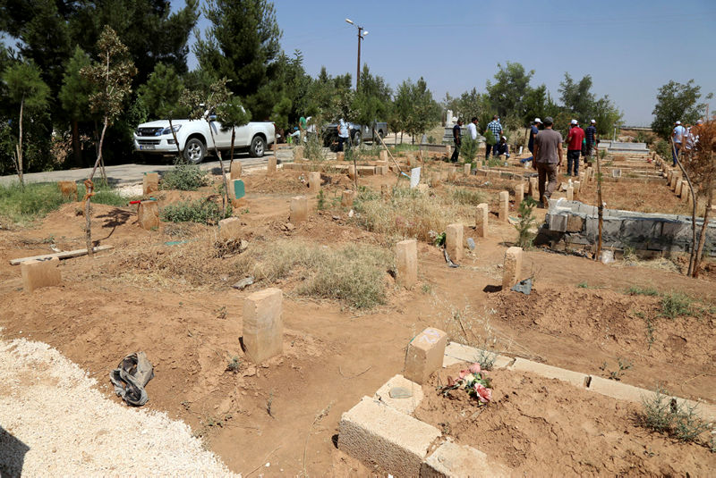 Suruç’ta terörist mezarlarındaki örgüt simgeleri silindi