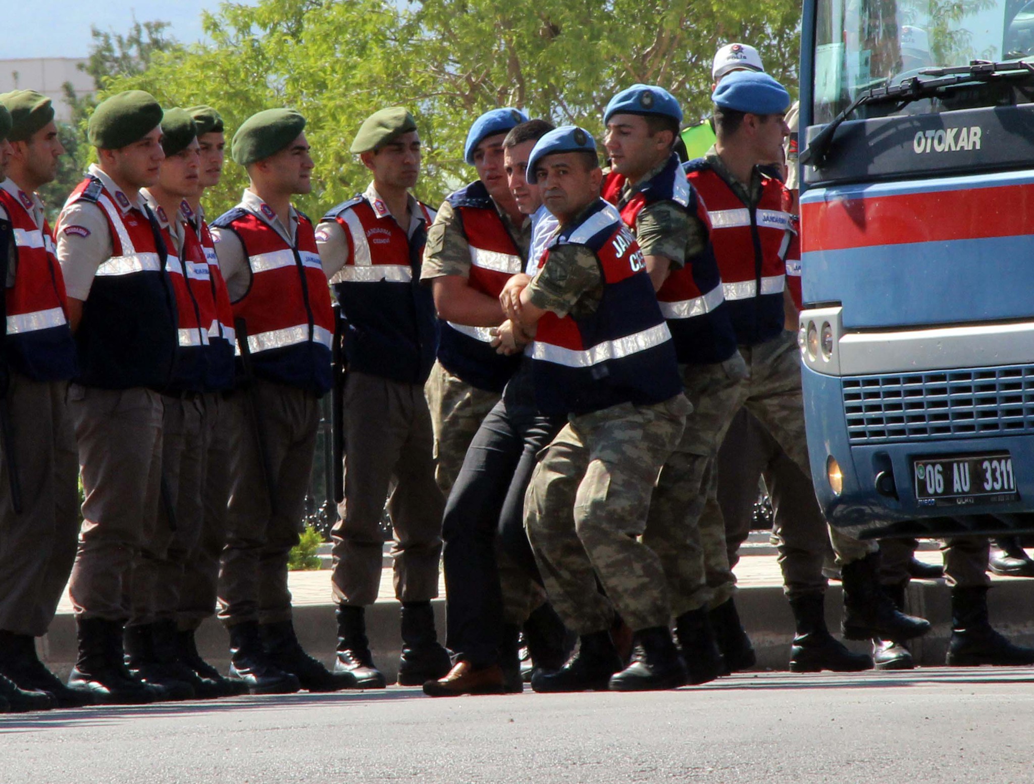 Menfez fareleri yine olay çıkardı