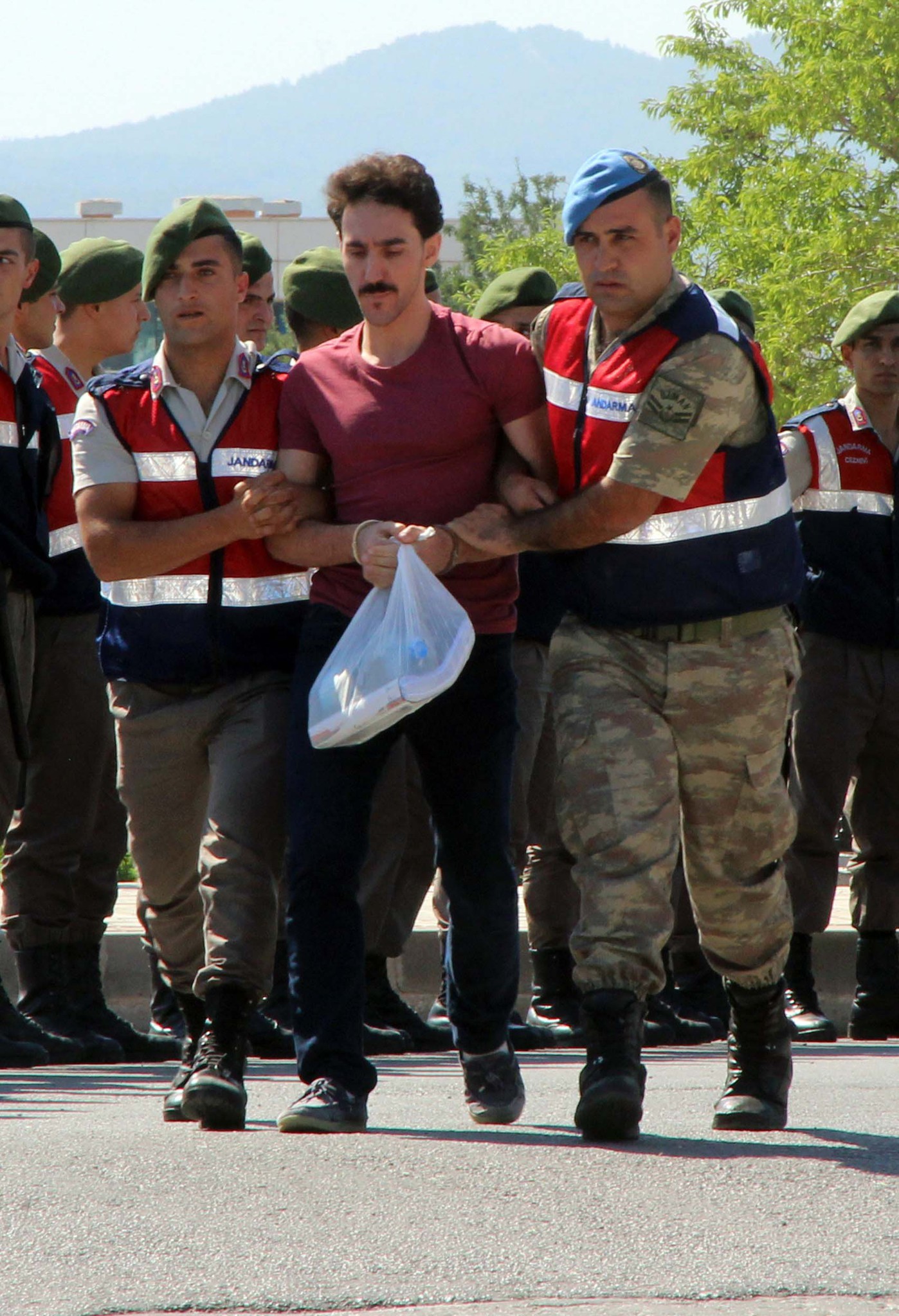 Menfez fareleri yine olay çıkardı