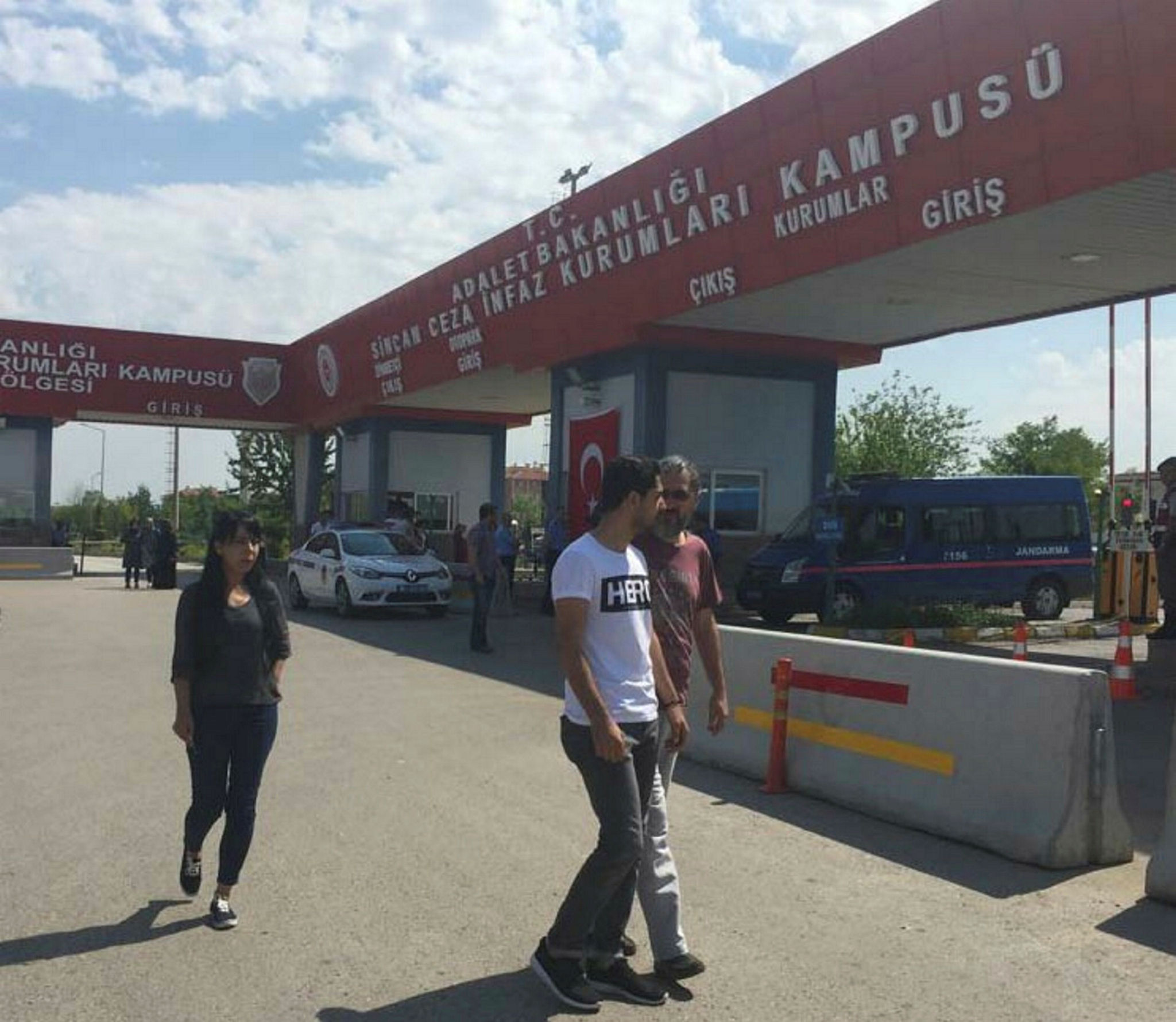 Hero yazılı tişörtle duruşmaya gelen şüpheli tutuklandı