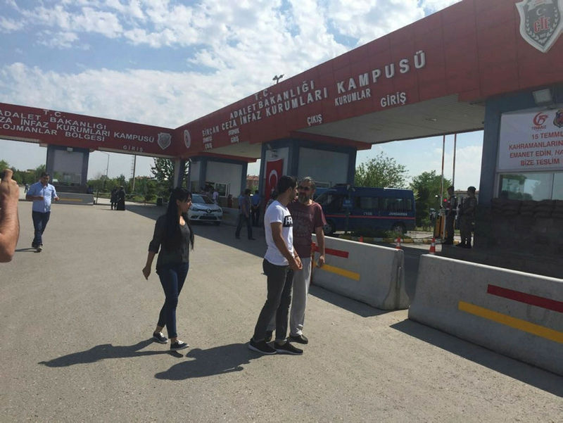 Hero yazılı tişörtle duruşmaya gelen şüpheli tutuklandı