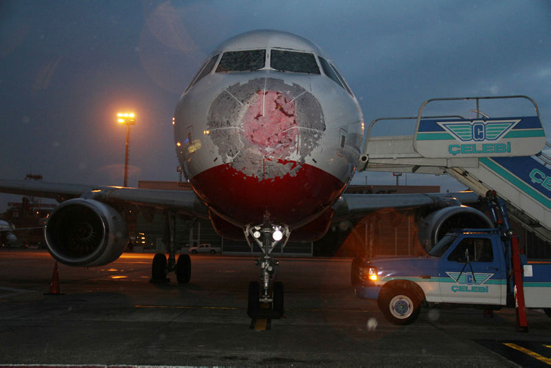 Yolcu uçağını bu hale getirdi