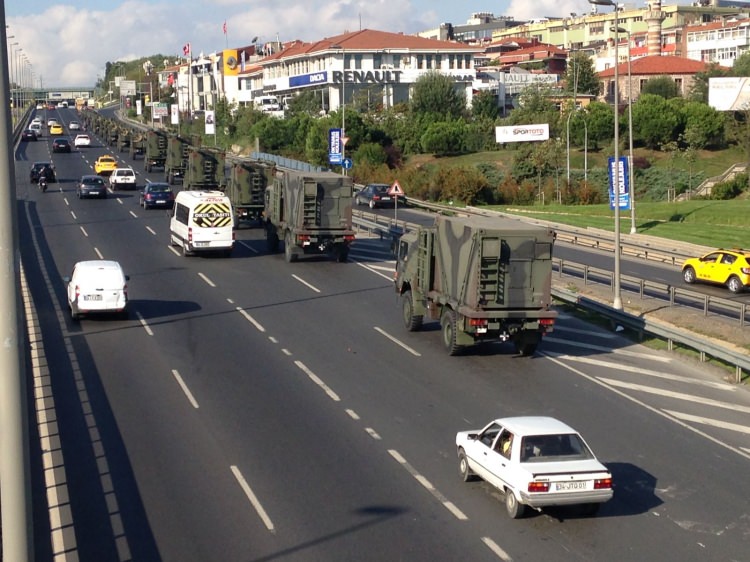 E-5’te askeri konvoy görenleri şaşırttı