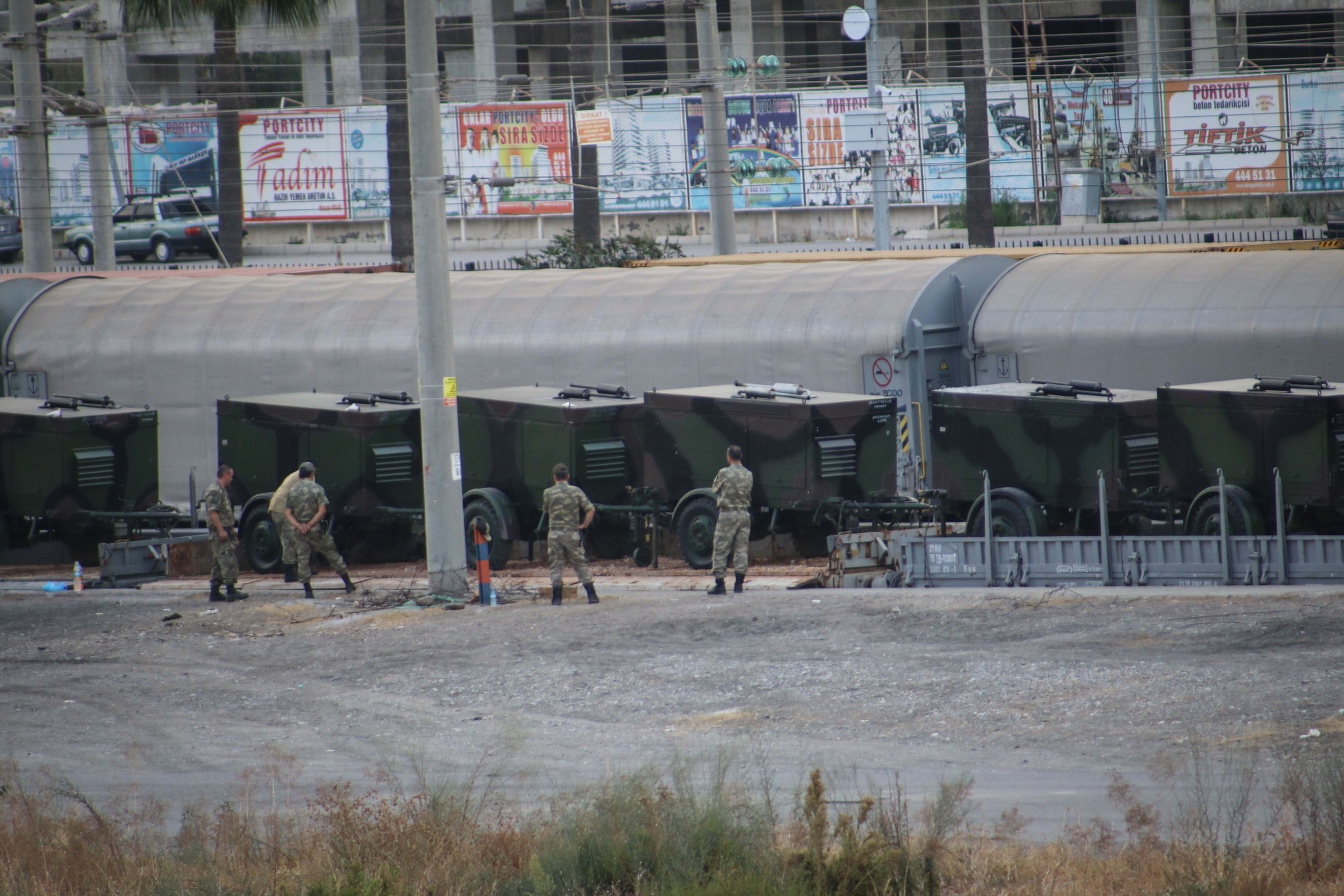 Askeri araçlar kışlaya konuşlandı