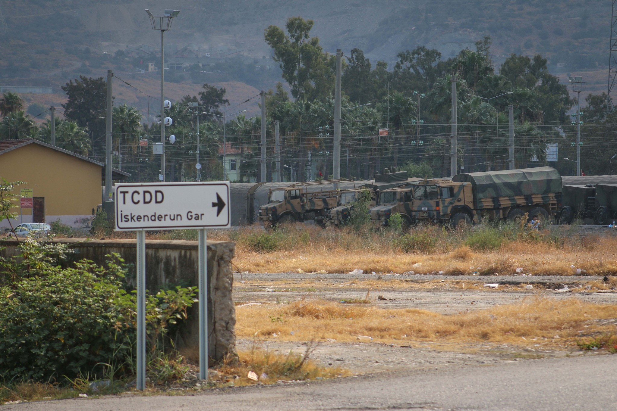 Askeri araçlar kışlaya konuşlandı