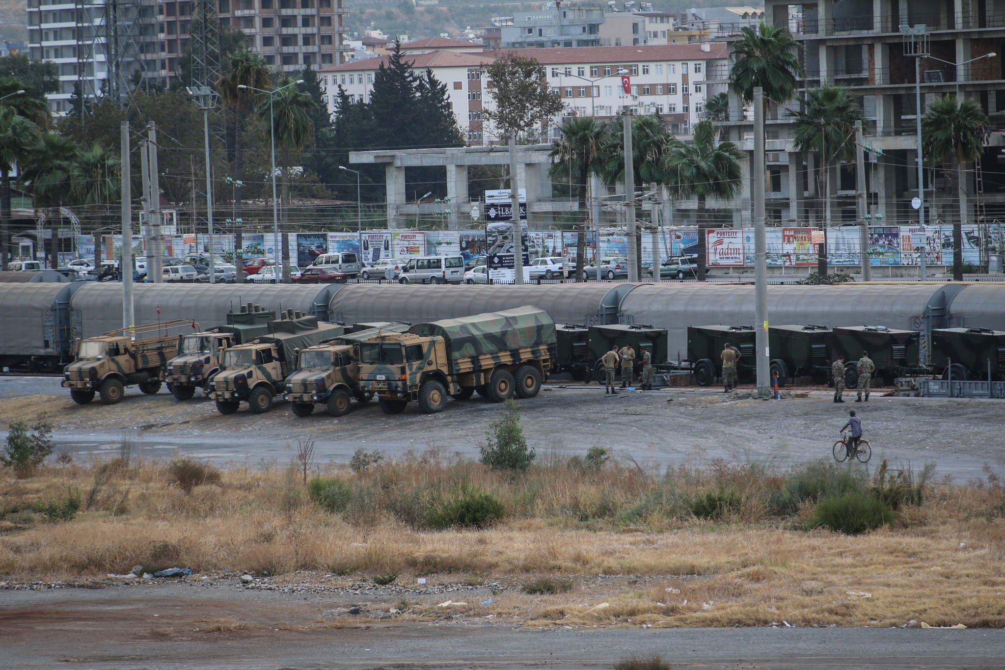 Askeri araçlar kışlaya konuşlandı