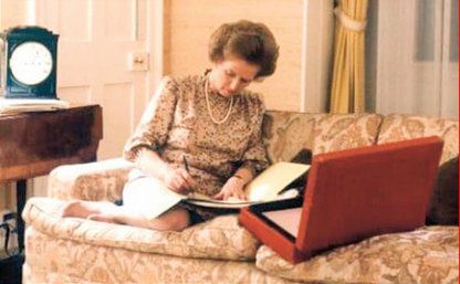 İskoçya Başbakanı Sturgeon referandum mektubunu imzaladı! O poz olay yarattı!