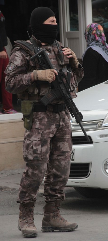 Adana polisi o mahalleye böyle girdi