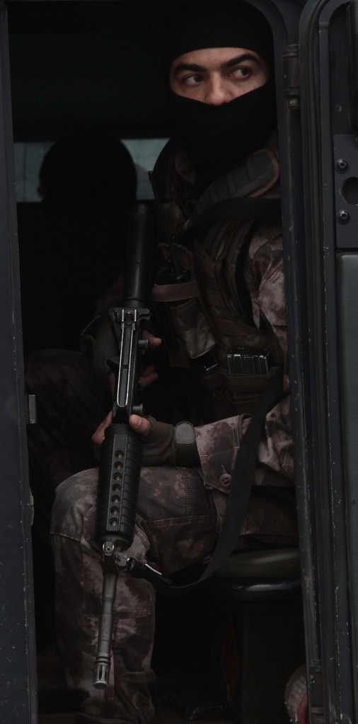 Adana polisi o mahalleye böyle girdi