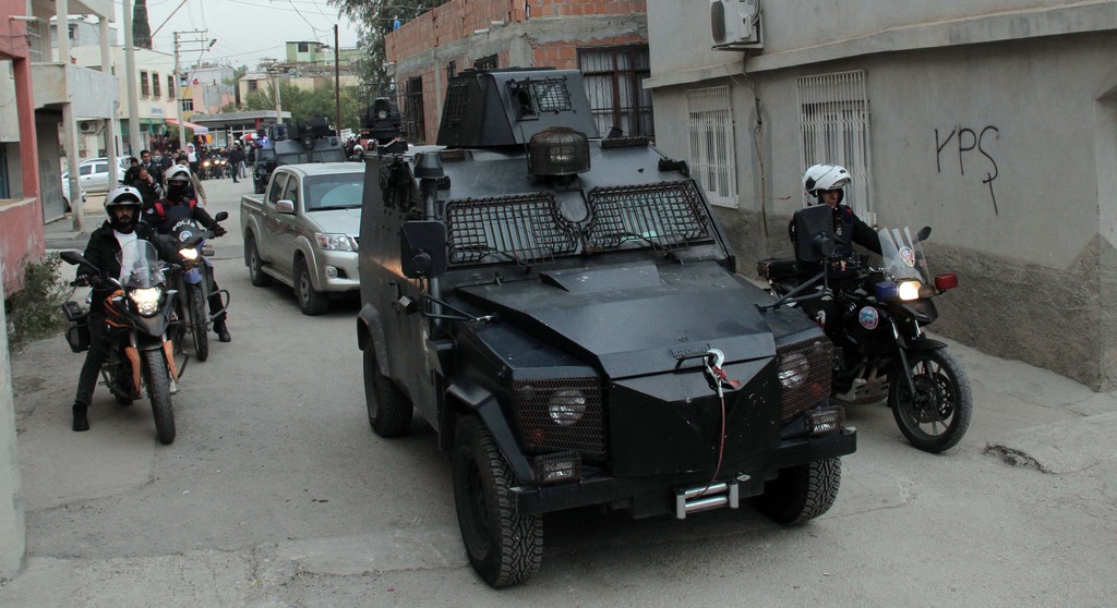 Adana polisi o mahalleye böyle girdi