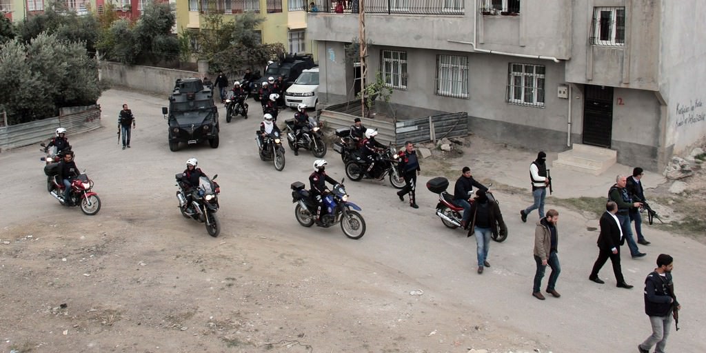 Adana polisi o mahalleye böyle girdi