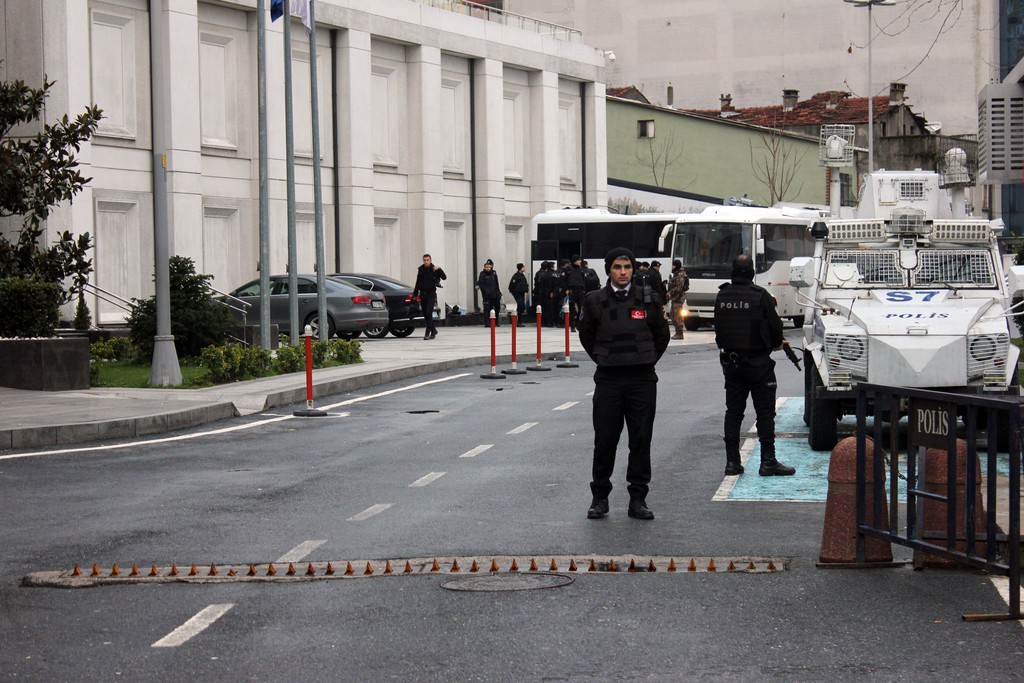 AK Parti İl Başkanlığı’na yapılan saldırının izleri, gündüz ortaya çıktı