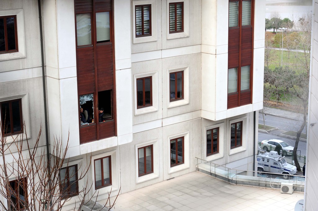 AK Parti İl Başkanlığı’na yapılan saldırının izleri, gündüz ortaya çıktı