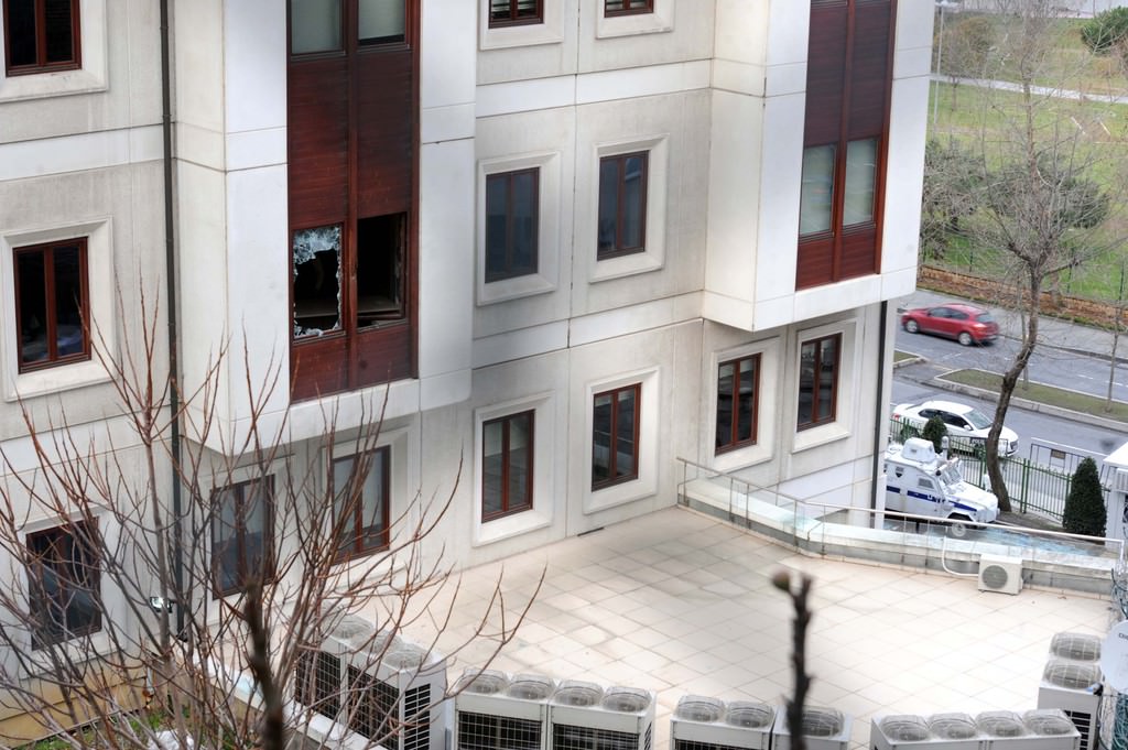 AK Parti İl Başkanlığı’na yapılan saldırının izleri, gündüz ortaya çıktı