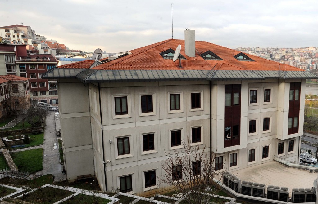 AK Parti İl Başkanlığı’na yapılan saldırının izleri, gündüz ortaya çıktı
