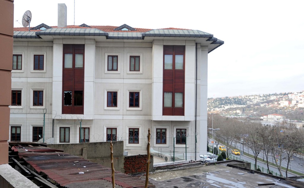 AK Parti İl Başkanlığı’na yapılan saldırının izleri, gündüz ortaya çıktı