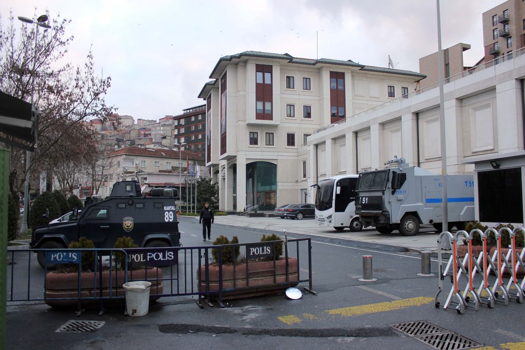 AK Parti İl Başkanlığı’na yapılan saldırının izleri, gündüz ortaya çıktı