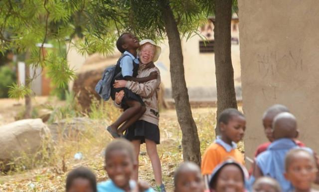 Annesinin kucağından çalıp parçalara ayırdılar