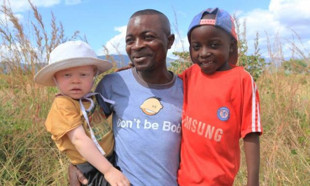 Annesinin kucağından çalıp parçalara ayırdılar