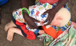 Annesinin kucağından çalıp parçalara ayırdılar