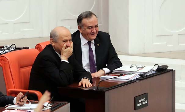 Bahçeli gülme krizine girdi