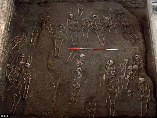 Cambridge Üniversitesi‘nin altında bin 300 iskelet bulundu