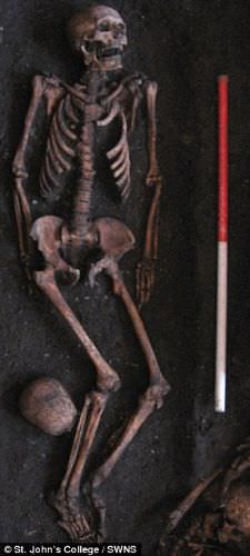 Cambridge Üniversitesi‘nin altında bin 300 iskelet bulundu