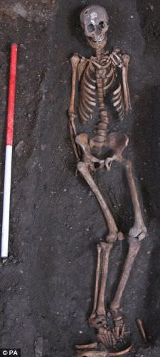 Cambridge Üniversitesi‘nin altında bin 300 iskelet bulundu