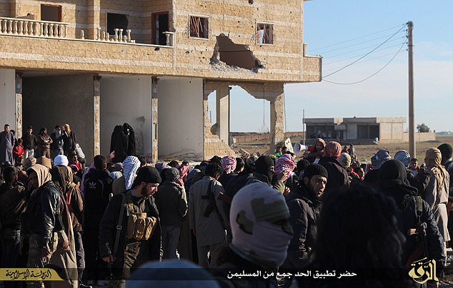 IŞİD gözlerini bağlayıp binadan attı