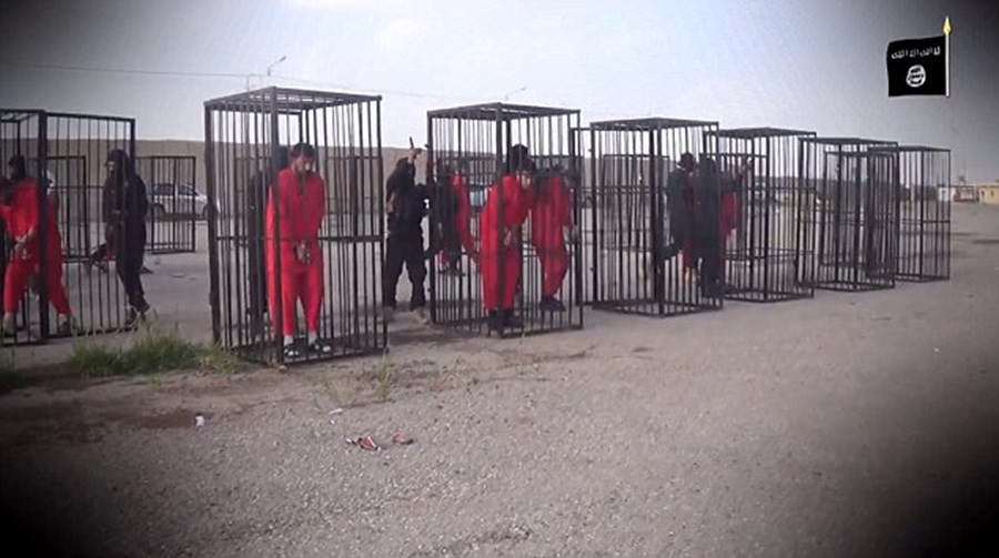 IŞİD Peşmergeleri kafeste gezdirdi!