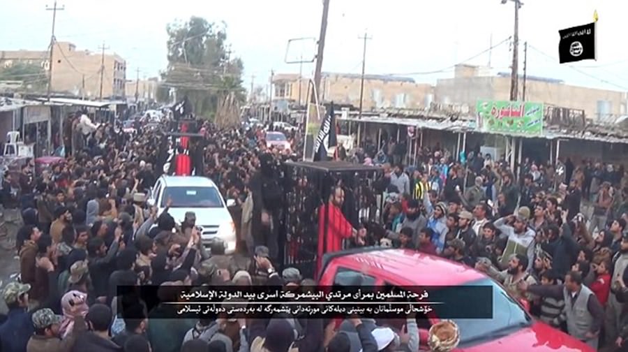 IŞİD Peşmergeleri kafeste gezdirdi!