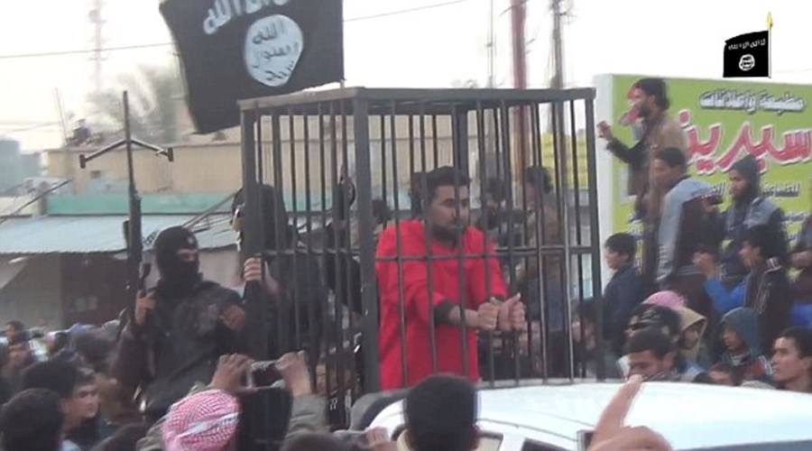 IŞİD Peşmergeleri kafeste gezdirdi!