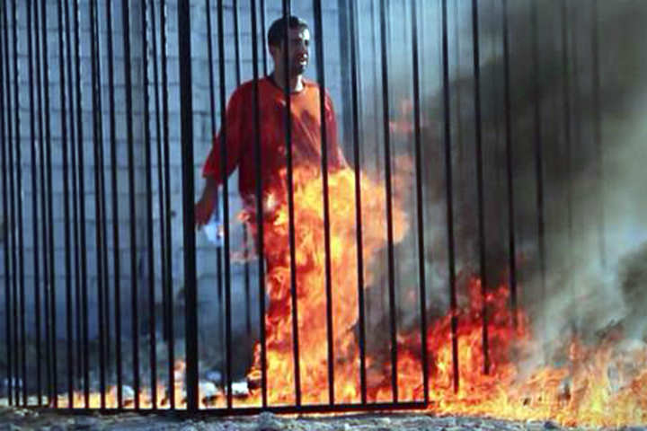 IŞİD’e özenip arkadaşlarını yaktılar