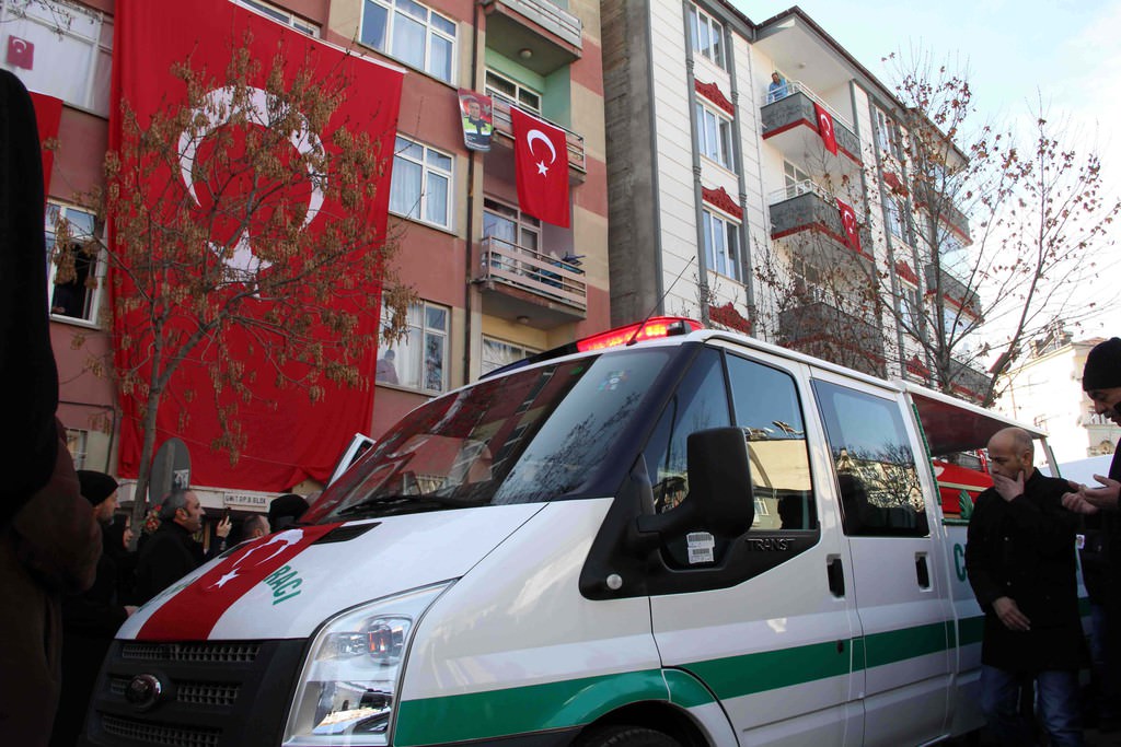 İzmir kahraman şehidi Fethi Sekin’in naaşı son yolculuğu öncesi baba evine getirildi