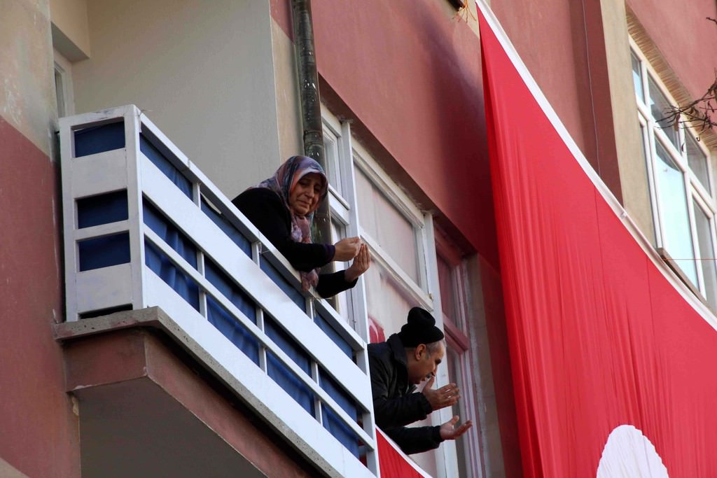 İzmir kahraman şehidi Fethi Sekin’in naaşı son yolculuğu öncesi baba evine getirildi